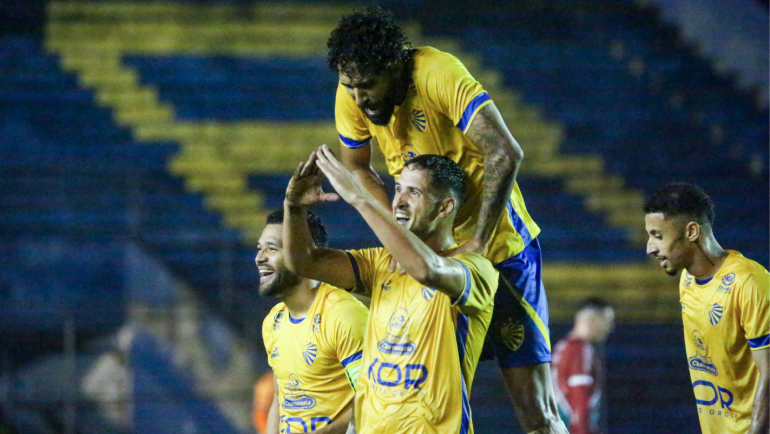 Prêmio Puskás? Meia do Pelotas faz golaço quase do meio-campo na segunda divisão do RS; veja