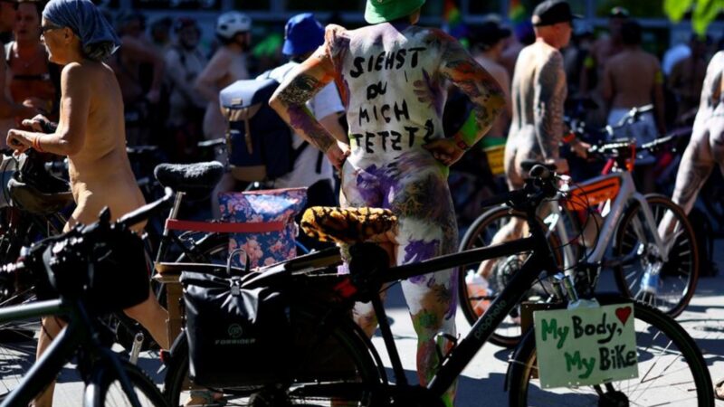 Centenas de ciclistas nus fazem passeio para promover o naturismo