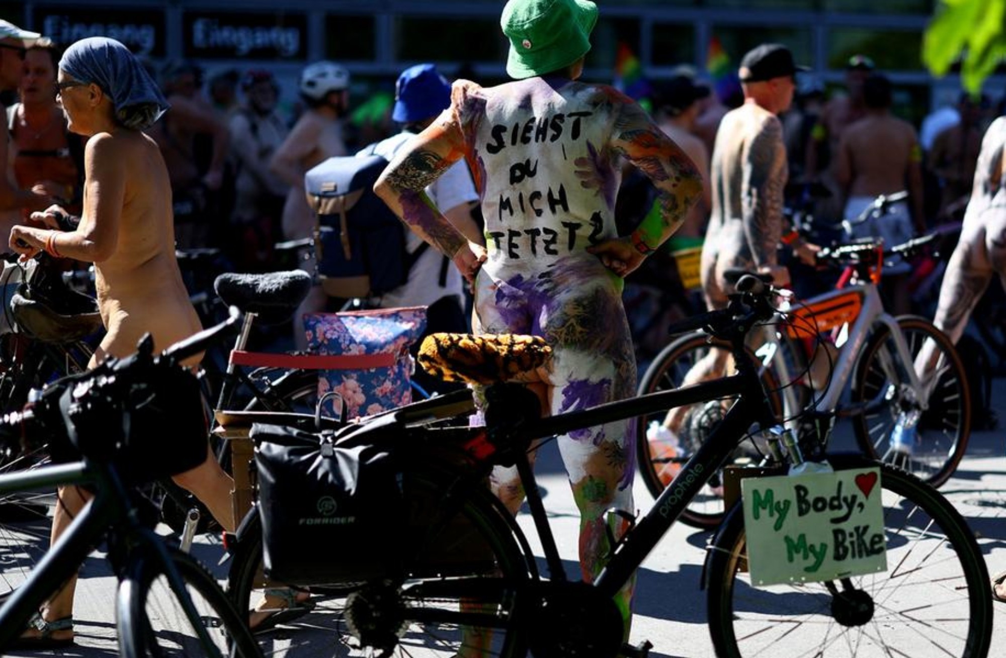 Centenas de ciclistas nus fazem passeio para promover o naturismo