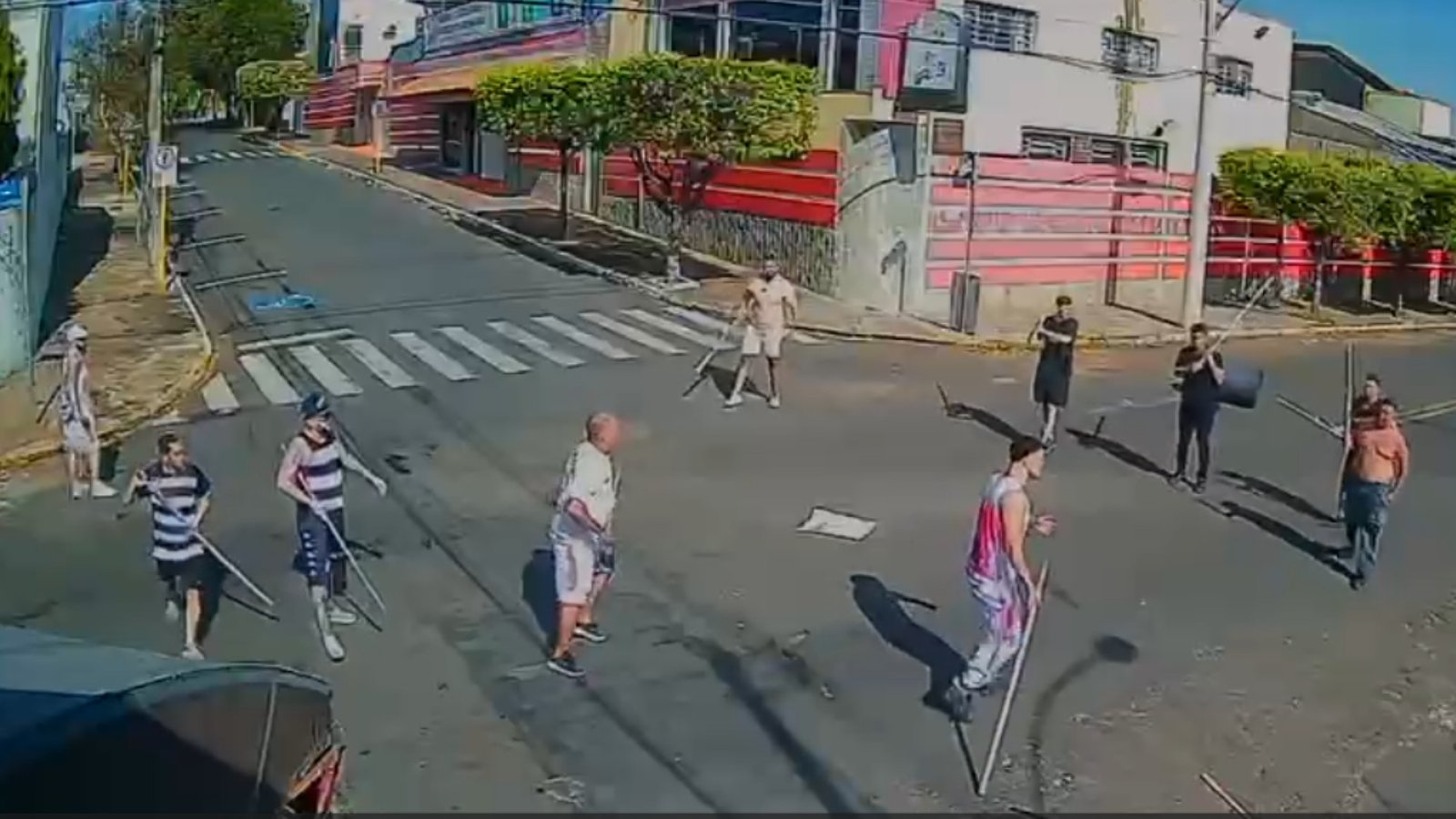 Briga de torcidas antes de jogo em SP tem paus, pedras e rojões; veja o vídeo