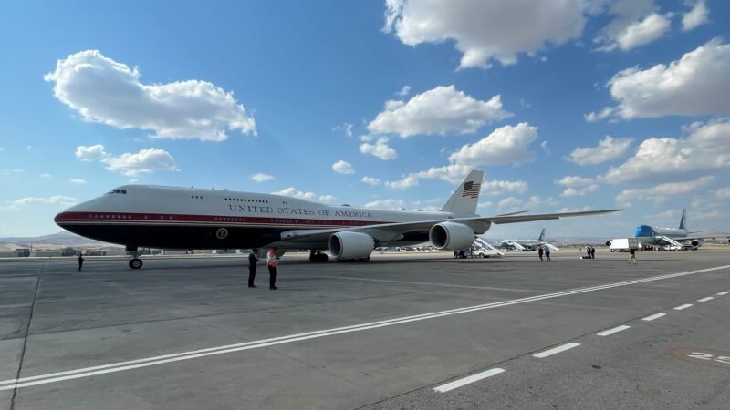 FOTOS mostram avião em que Trump teria embarcado secretamente para driblar ameaça do Irã
