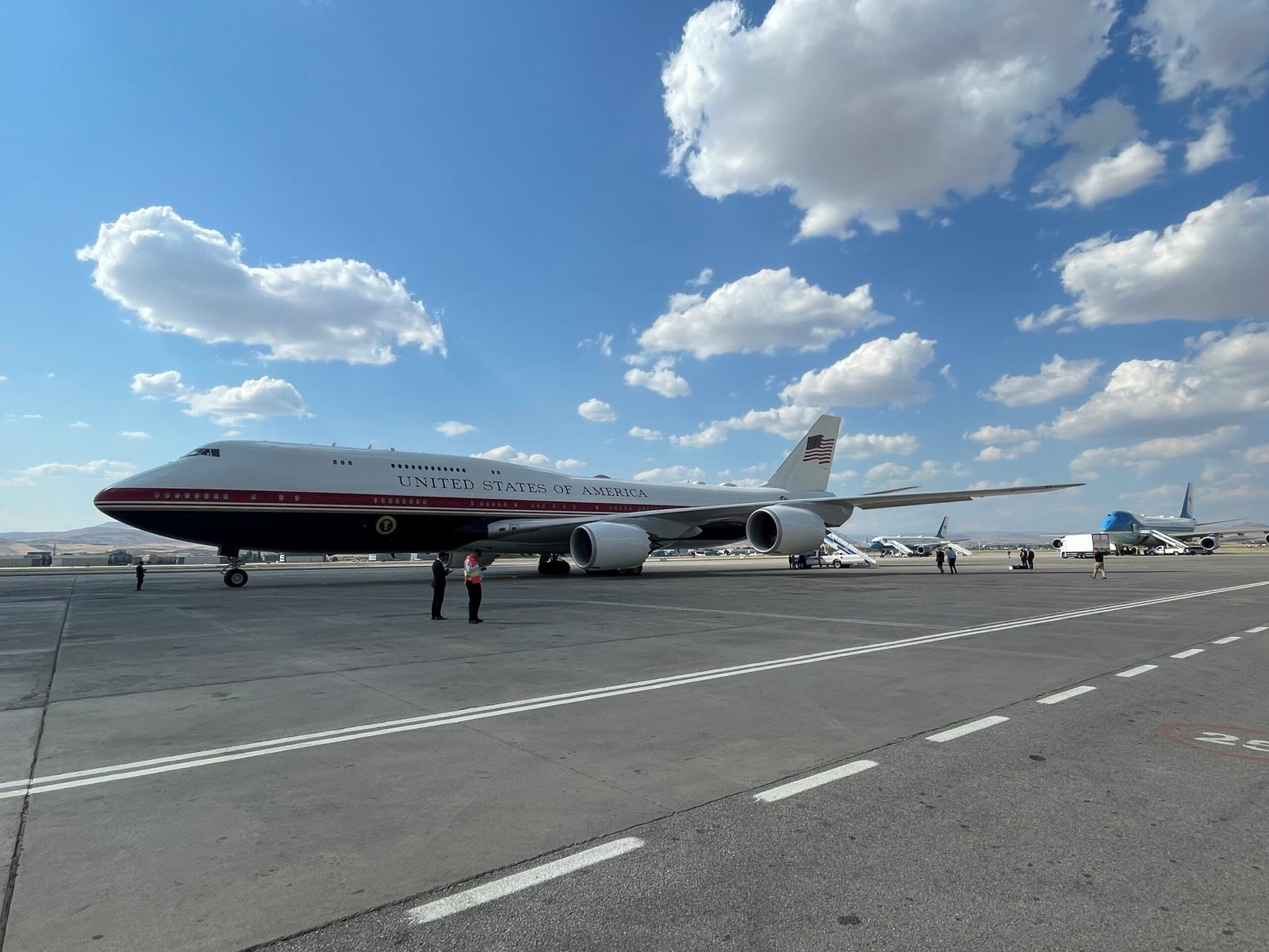 FOTOS mostram avião em que Trump teria embarcado secretamente para driblar ameaça do Irã