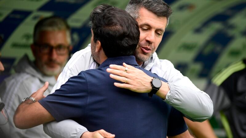 Inter “estacionou um ônibus”? Entenda expressão usada por Abel Ferreira e estratégia de Pezzolano