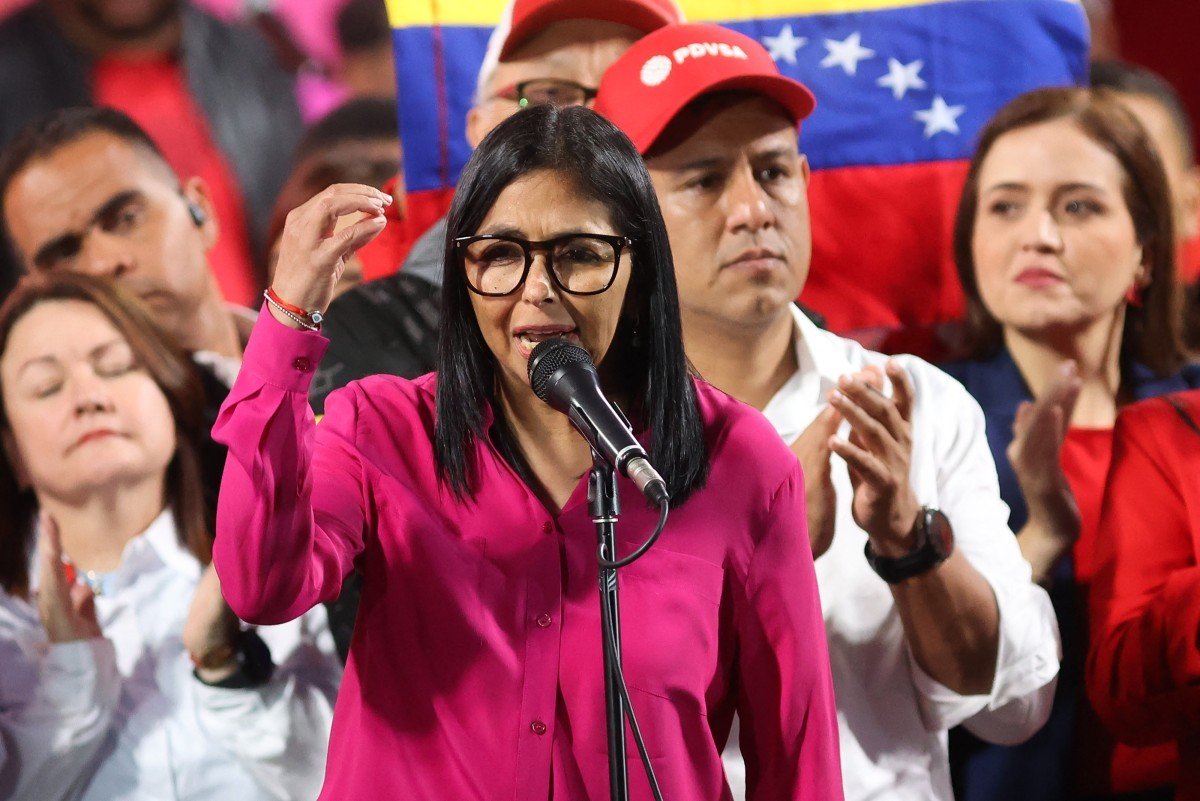 Presidente interina da Venezuela afirma manter ‘soberania’ em acordo petrolífero com os EUA; Trump fala em ‘presente’ para o povo americano