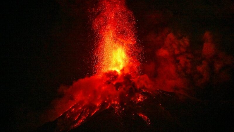 Vulcão mais ativo da América Central tem explosões, e Guatemala declara alerta de perigo na capital