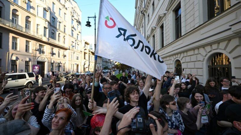 Russos vão às ruas em raro protesto após Justiça vetar partido antiguerra