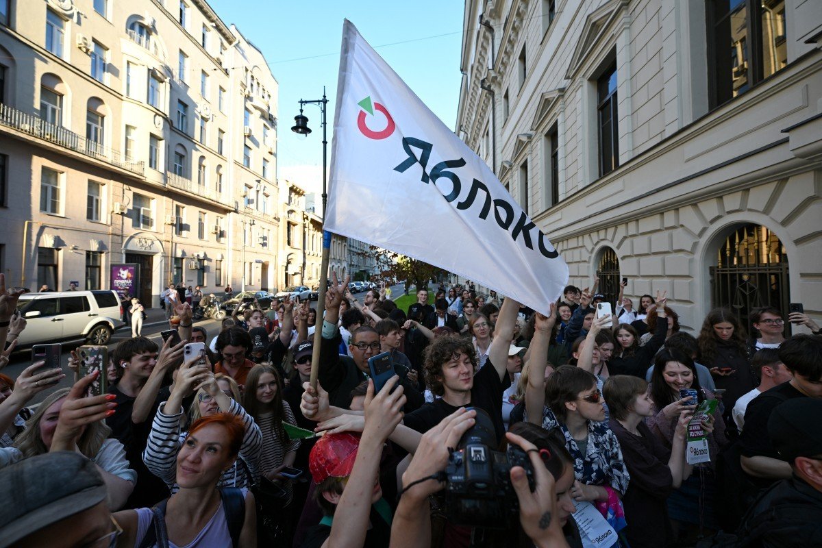 Russos vão às ruas em raro protesto após Justiça vetar partido antiguerra