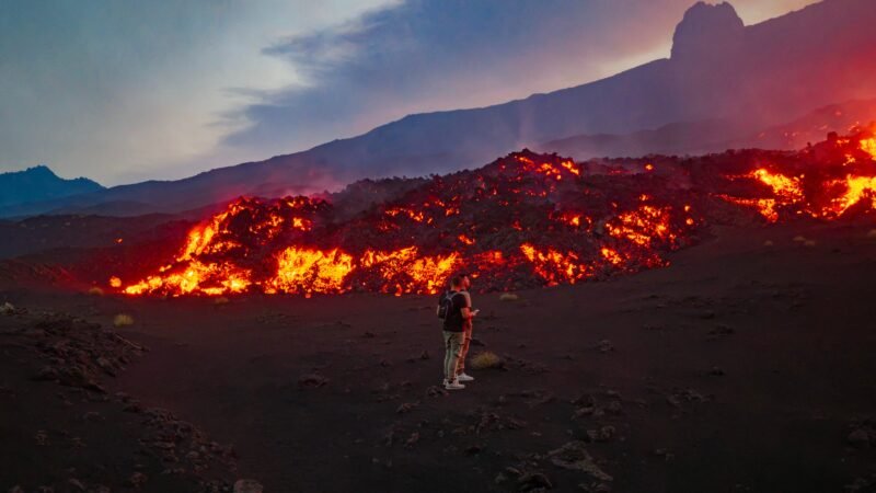 Erupção do Etna atrai multidão de turistas na Itália; veja FOTOS