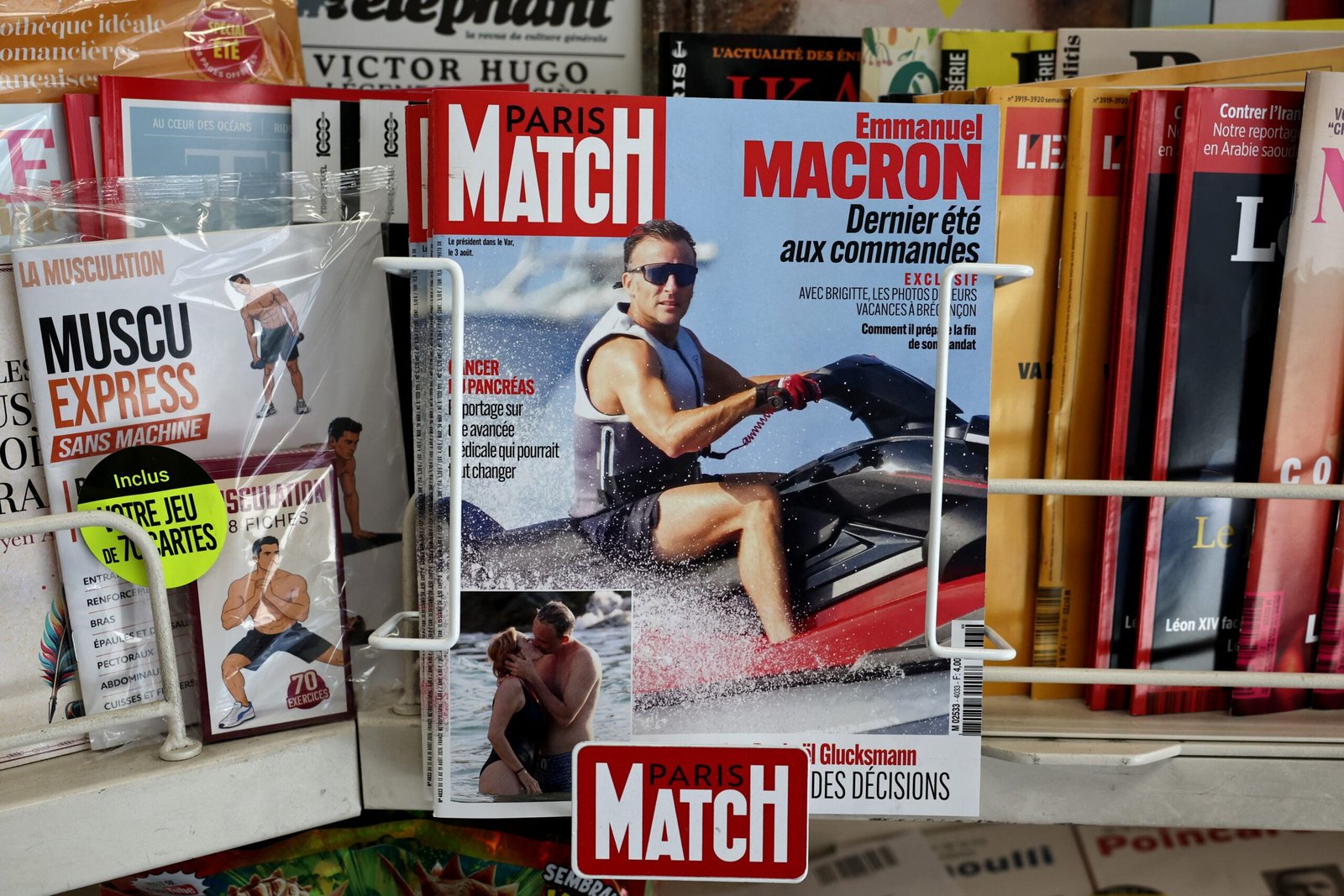 Macron é criticado após foto em jet ski  em meio a incêndios e onda de calor na França
