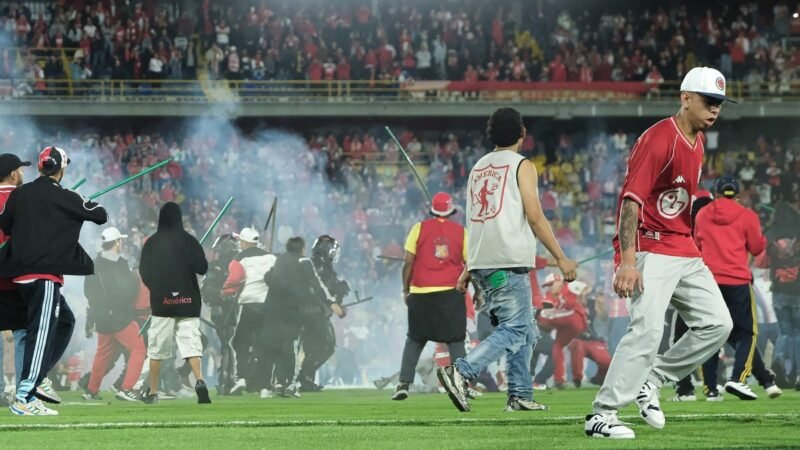 Briga entre torcidas interrompe jogo no Campeonato Colombiano; veja