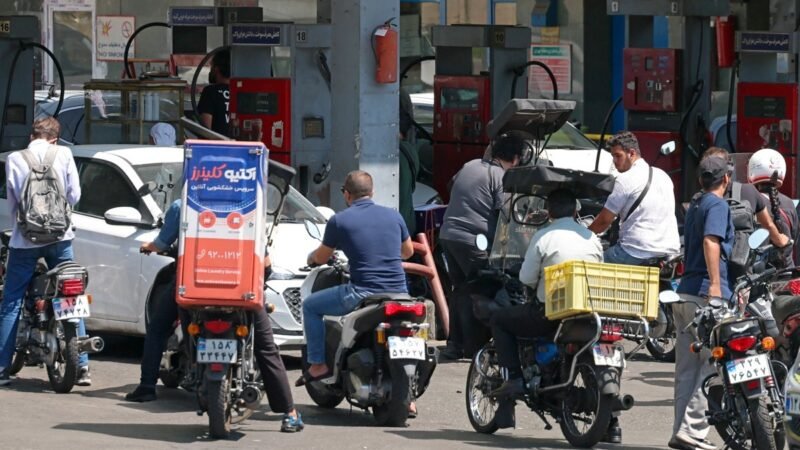 Anúncio de ‘guerra econômica’ dos EUA provoca filas em postos de combustíveis do Irã