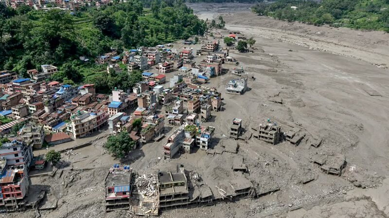 Sobrevoo mostra devastação após enchente sem precedentes entre Nepal e Tibete; veja VÍDEO