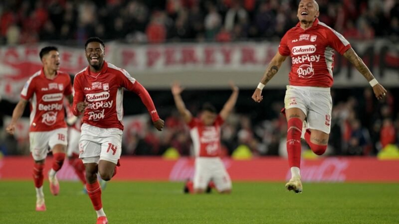 Adversário do Vasco, Santa Fe tem artilheiro de 41 anos e reforço que passou por São Januário