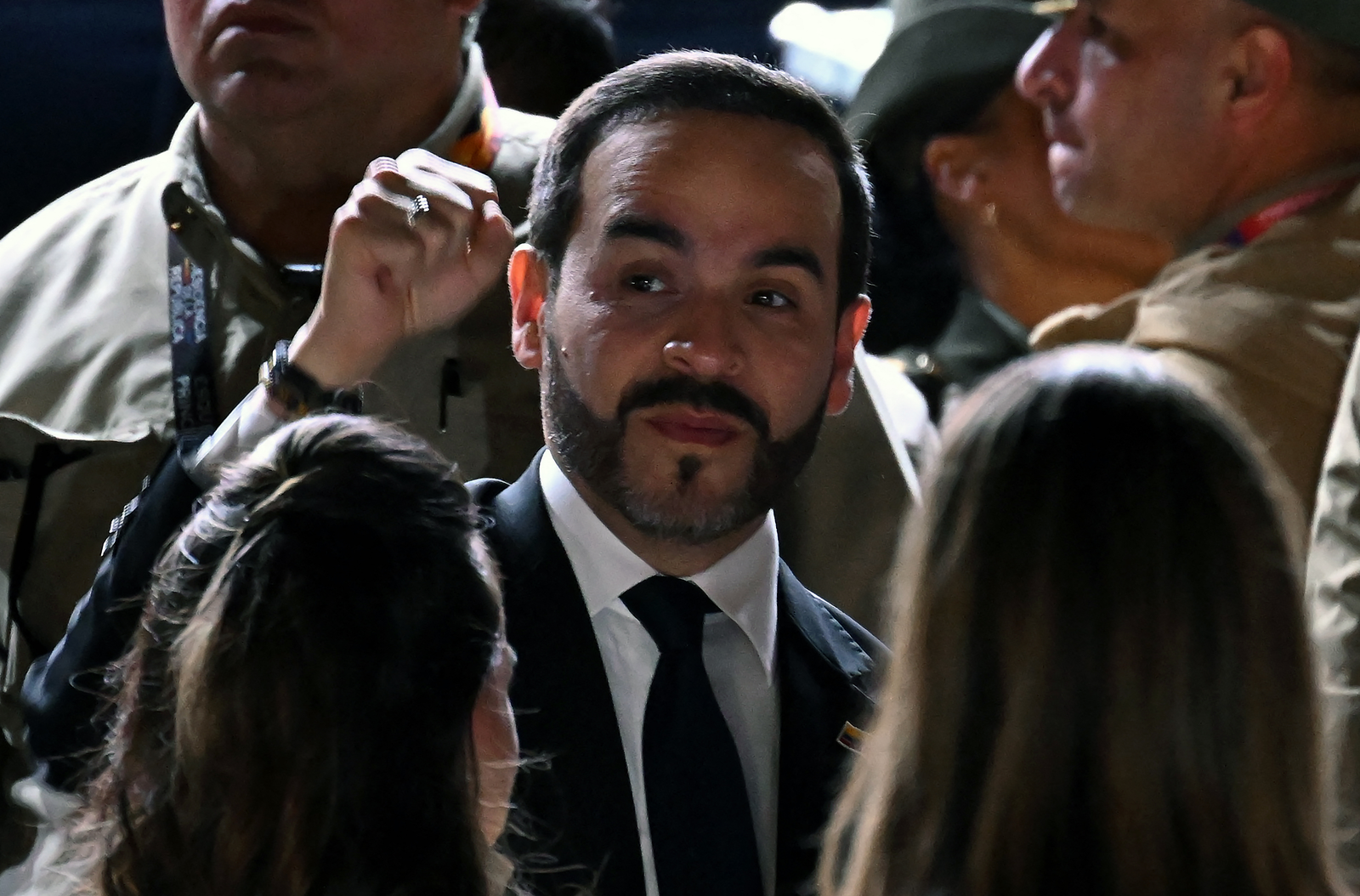 Quatro menores de idade morrem em primeiros bombardeios contra guerrilheiros do novo governo da Colômbia, diz agência