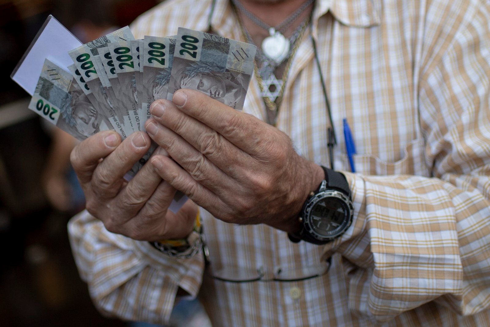 Governo eleva estimativa e calcula salário mínimo de R$ 1.741 em 2027