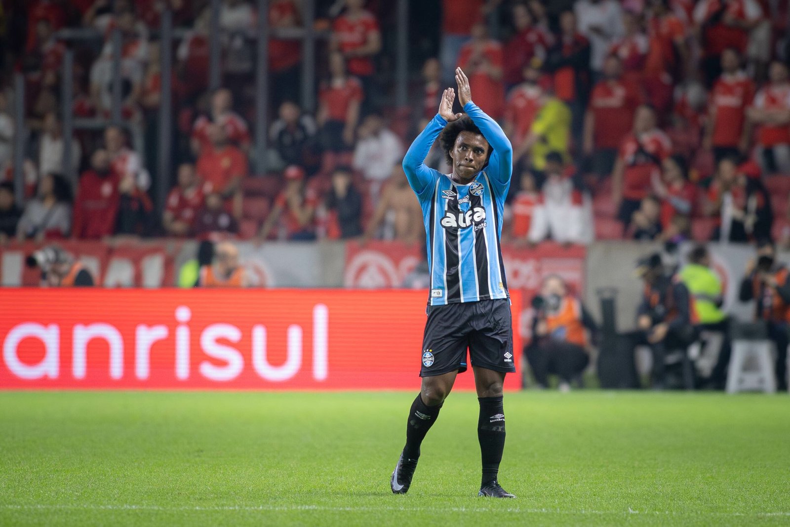 Willian assina rescisão com o Grêmio e se despede nas redes sociais