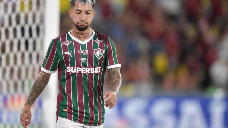 Lucho Acosta vive pior momento no Fluminense e tenta volta por cima no clássico em que já brilhou