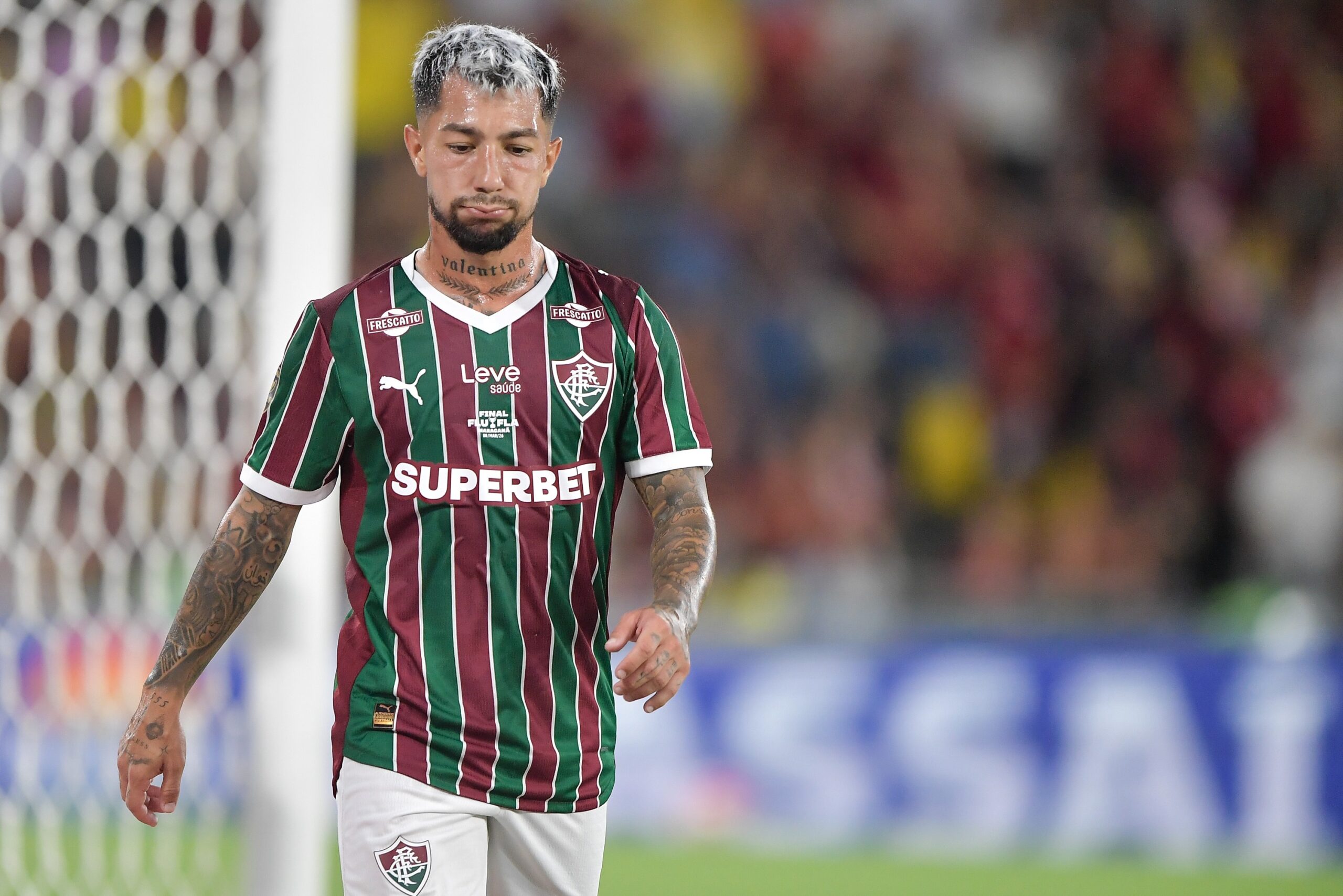 Lucho Acosta vive pior momento no Fluminense e tenta volta por cima no clássico em que já brilhou