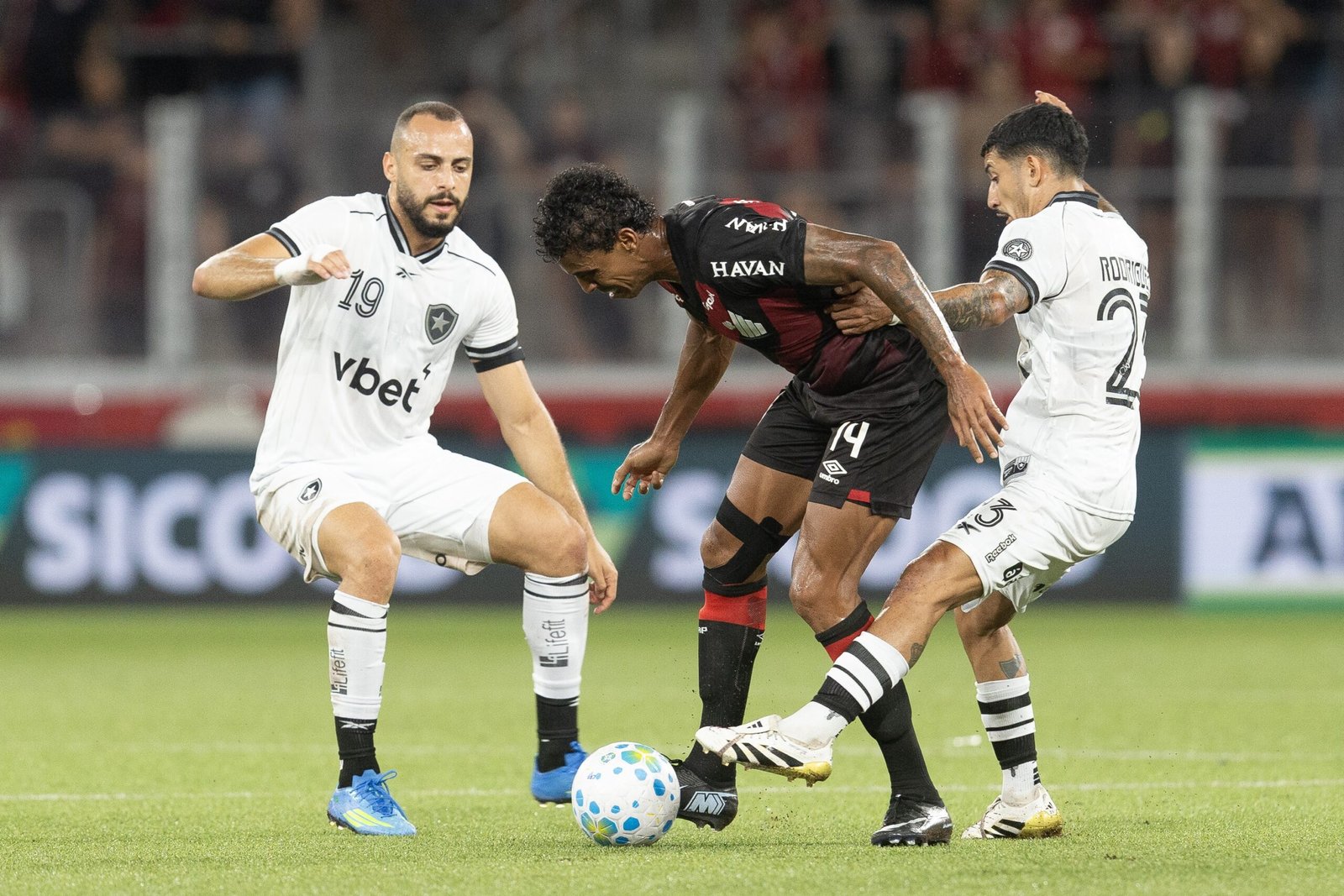 Athletico enfrenta jejum de cinco anos contra o Botafogo; veja retrospecto