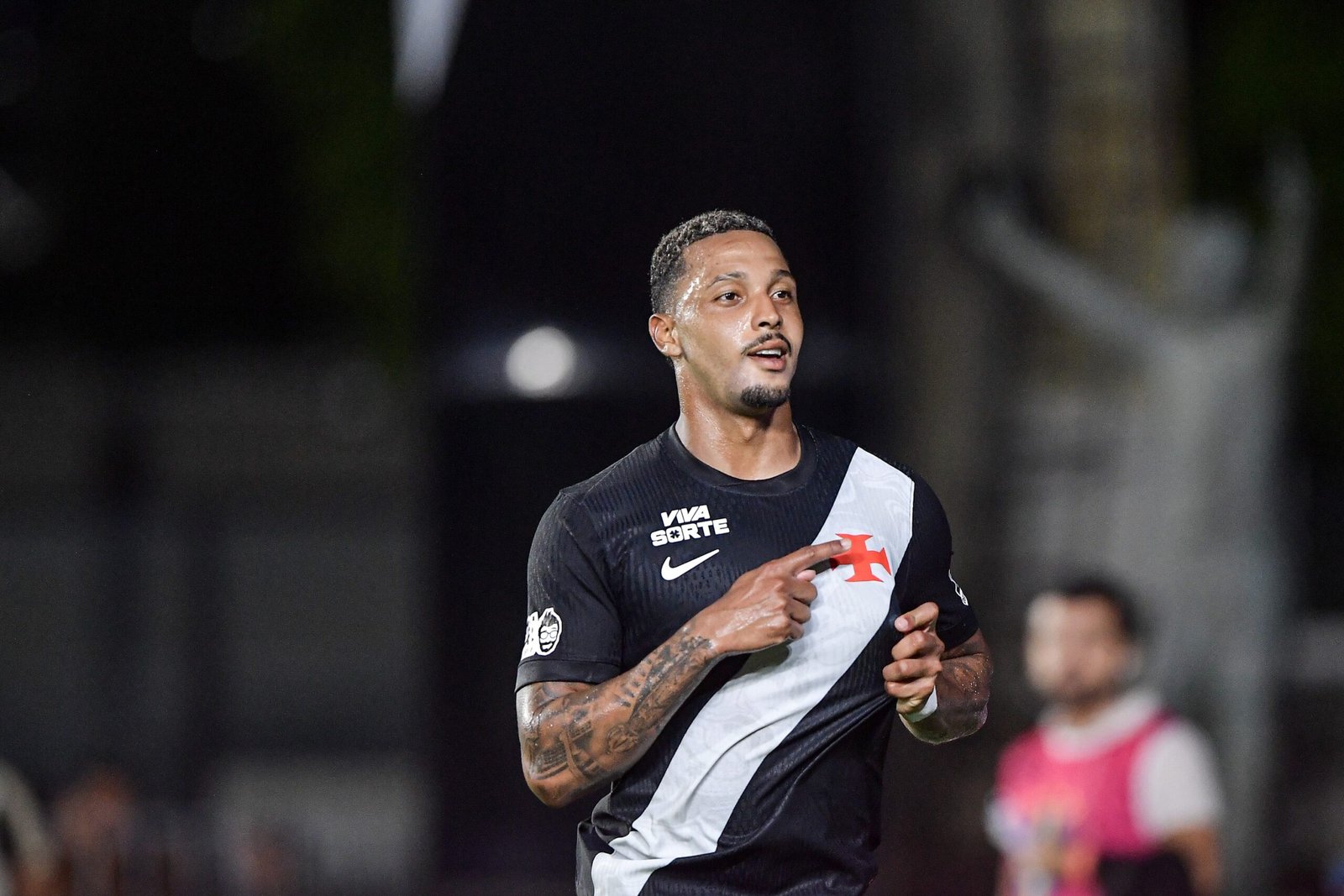 David, do Vasco, é alvo de buscas em investigação sobre tráfico de armas e drogas; outro atleta é preso