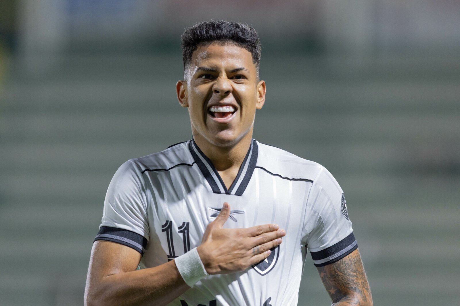 Matheus Martins, do Botafogo, faz contraproposta ao Dínamo Moscou