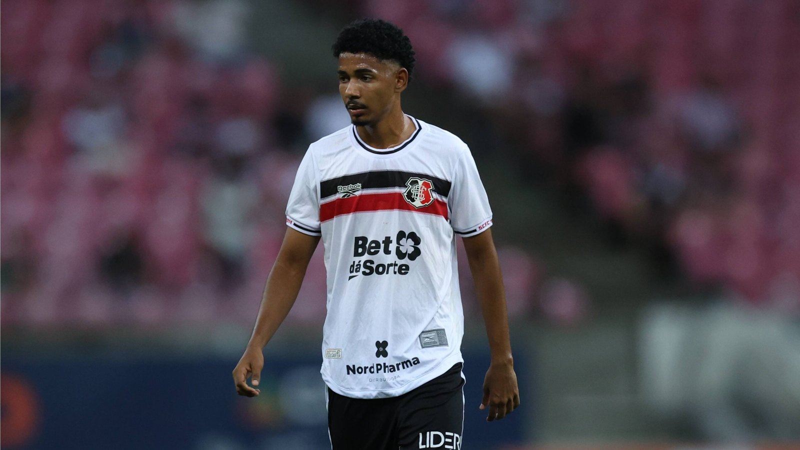 Atacante Vitinho encaminha saída do Santa Cruz rumo ao futebol português
