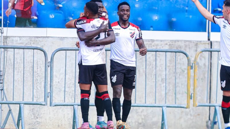 Em alta fora de casa, Athletico defende sequência invicta contra o Botafogo; veja números