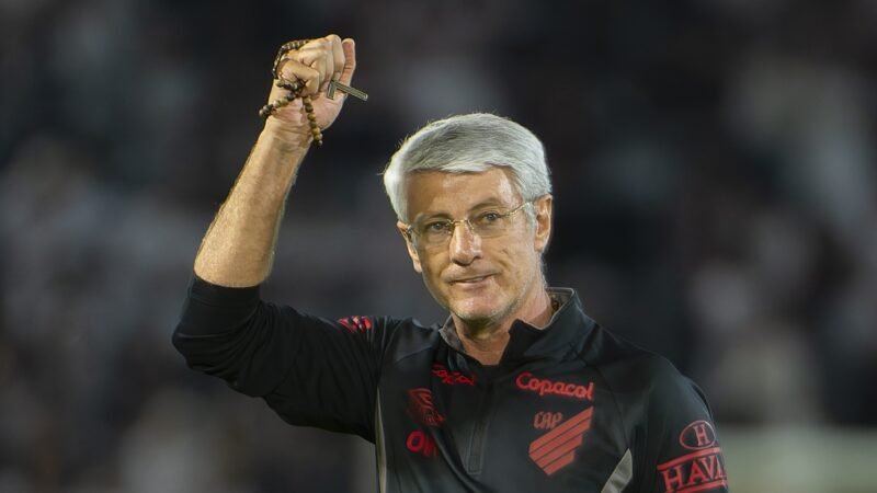 Athletico encaminha renovação com Odair Hellmann para 2027; veja detalhes