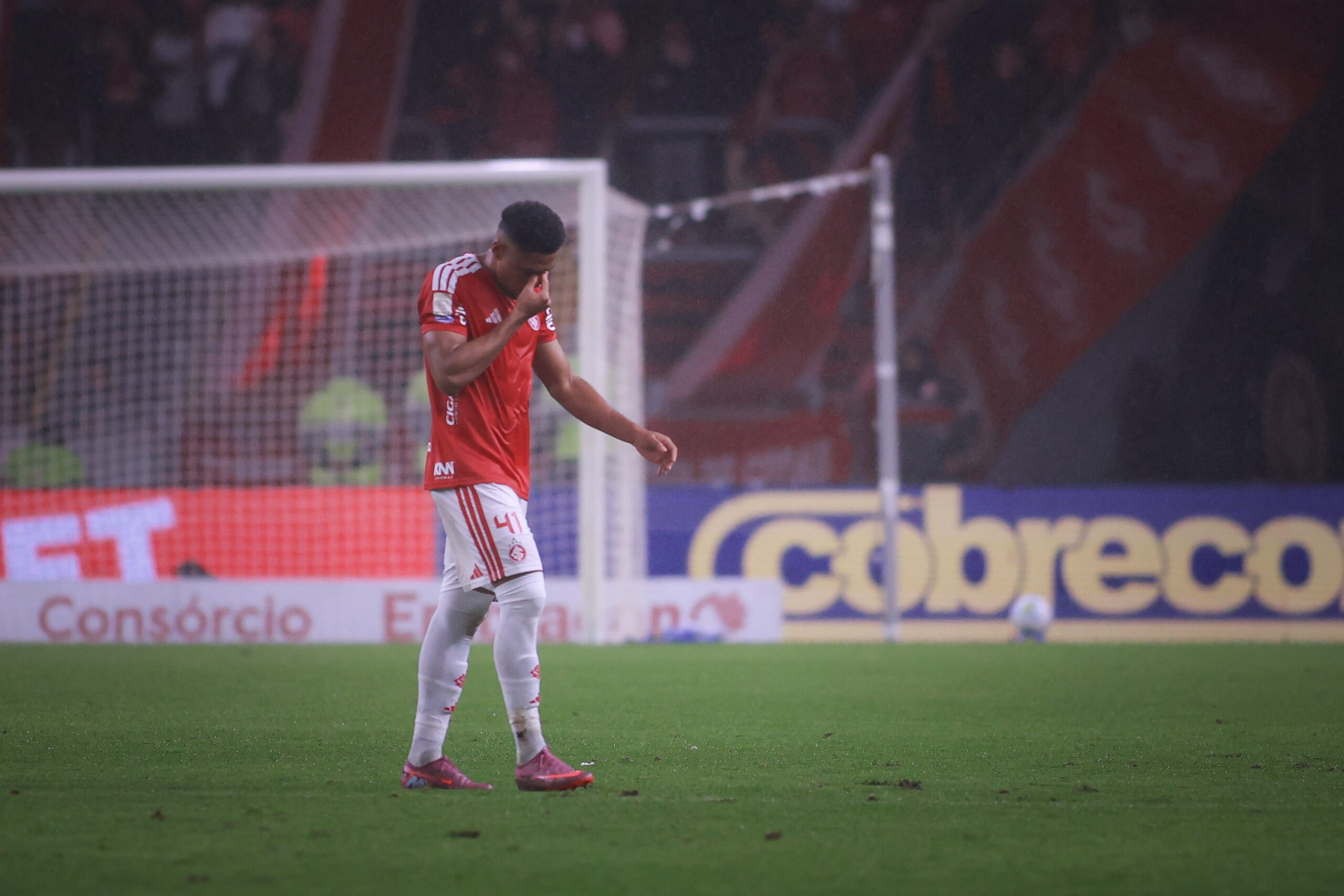 STJD mantém zagueiro do Inter suspenso até o retorno de Gabriel Pec aos treinamentos
