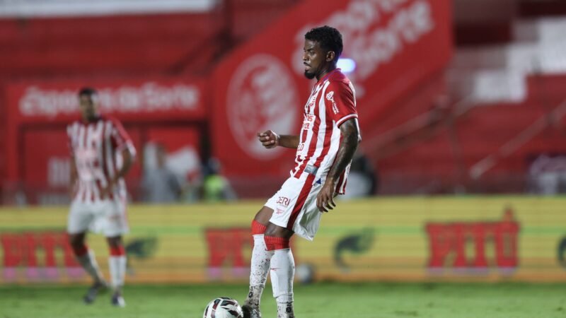 Técnico do Náutico indica mudança no meio-campo para jogo contra a Ponte Preta