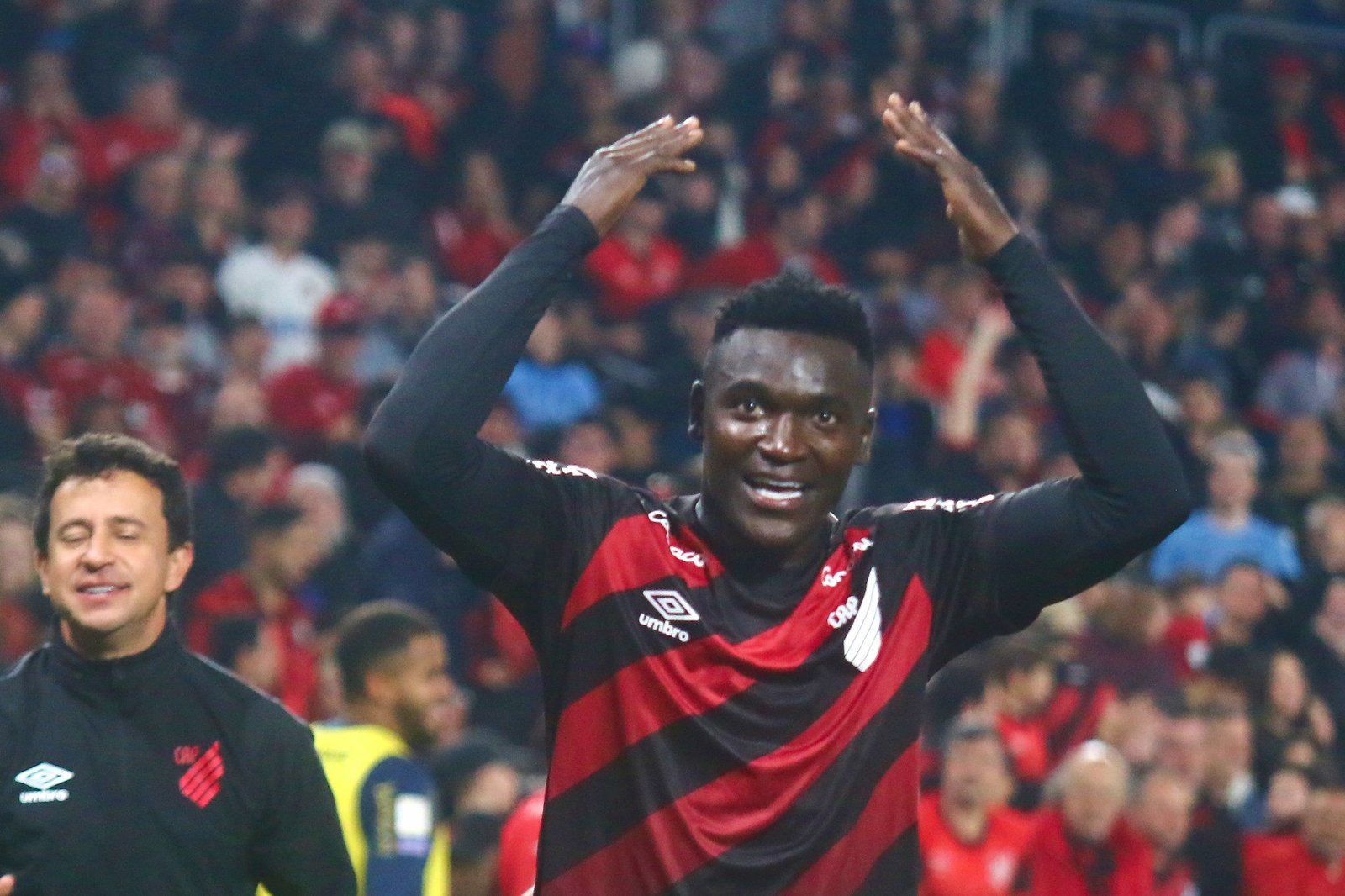 Puxado por Viveros, Athletico repete feitos de 13 anos e briga por vaga na Libertadores após acesso