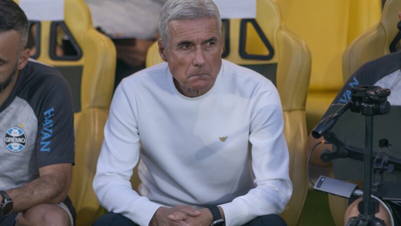 Luís Castro comenta pressão da torcida e afirma que Grêmio está no caminho certo