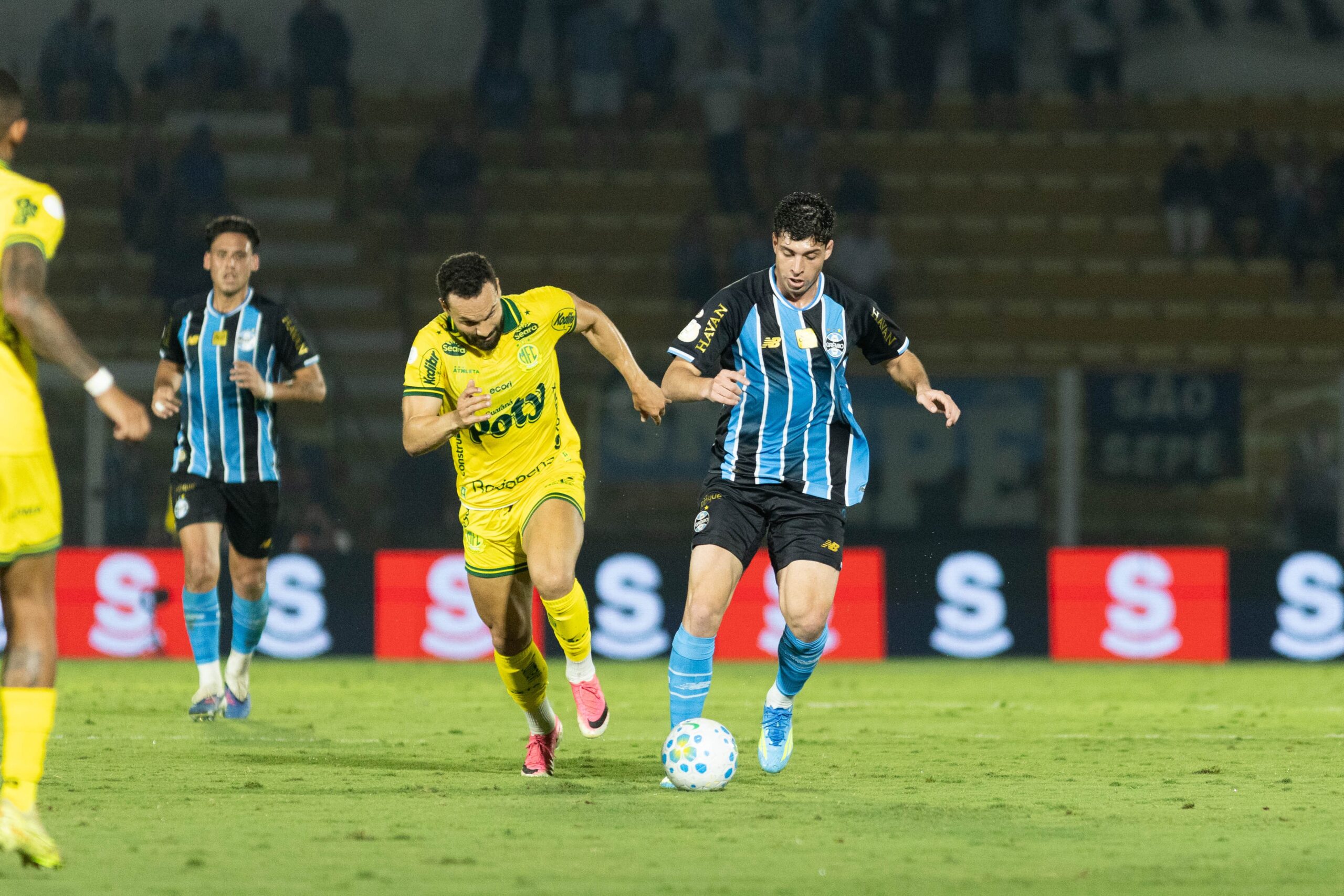 Análise: Grêmio sofre sem confiança e faz pouco, mas sai vivo na Copa do Brasil