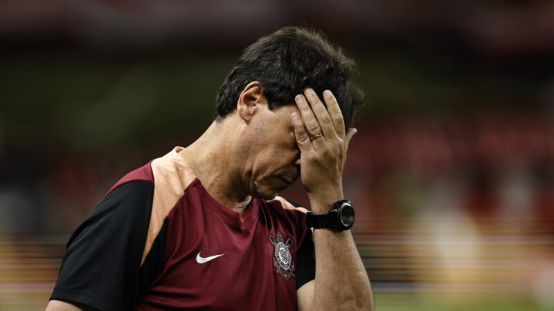 Diniz admite situação difícil do Corinthians, mas vê time “com potencial” para virada
