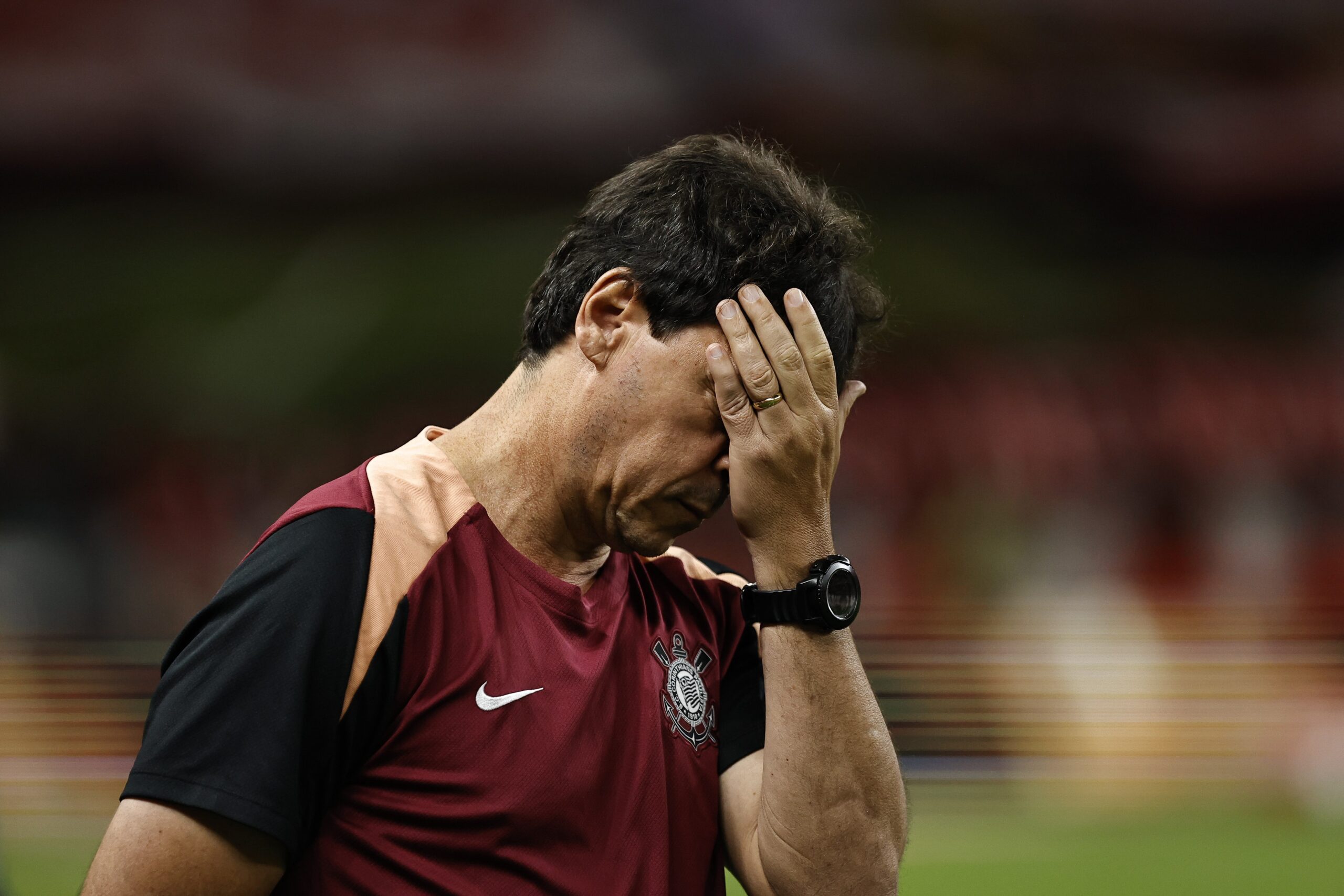 Diniz admite situação difícil do Corinthians, mas vê time “com potencial” para virada