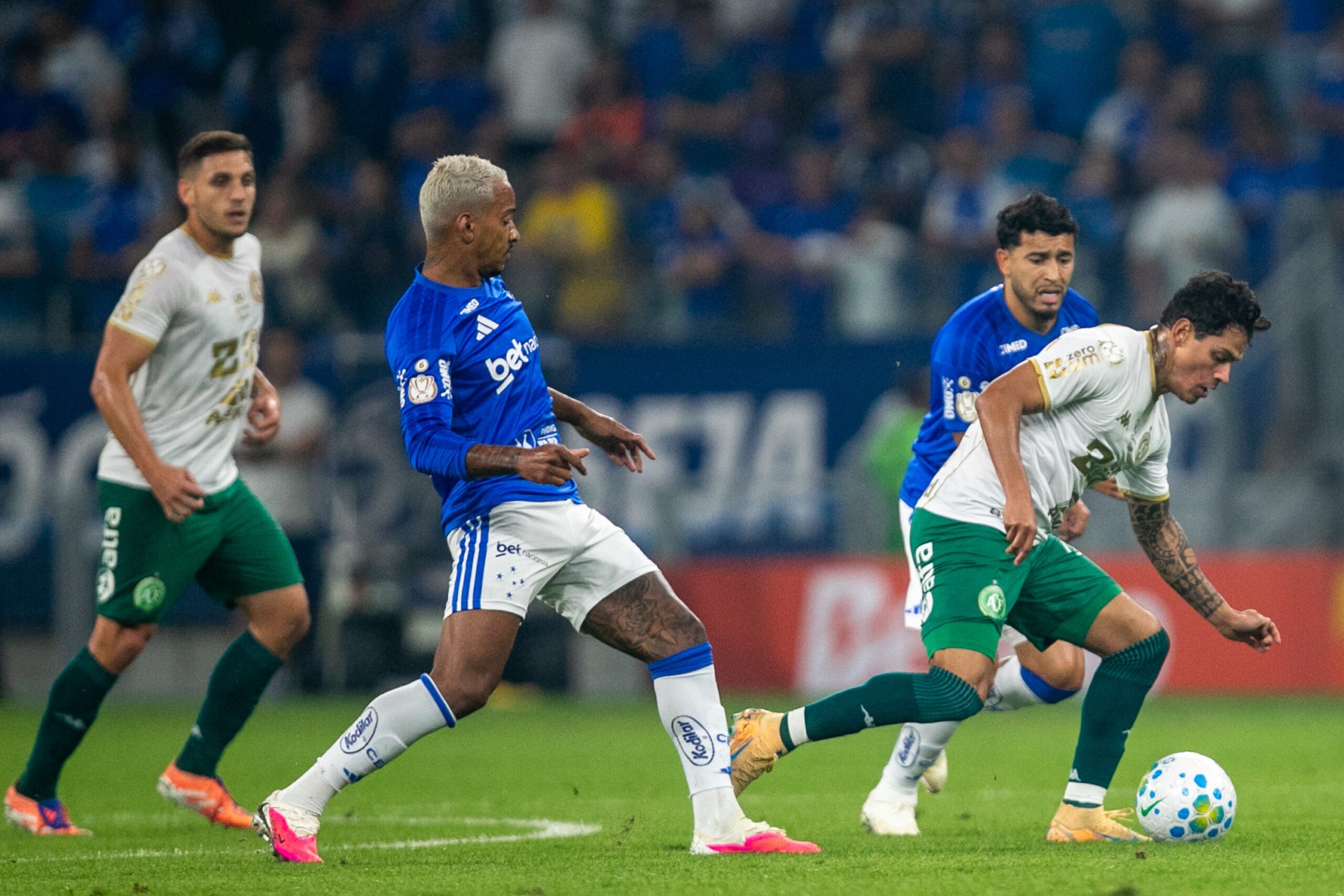 Atuações da Chapecoense: expulsão de Max é crucial e Anderson diminui estragos; dê suas notas