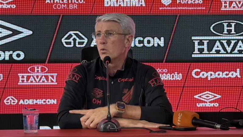 Odair admite falhas do Athletico e nega disputa da titularidade no gol após erros de Santos