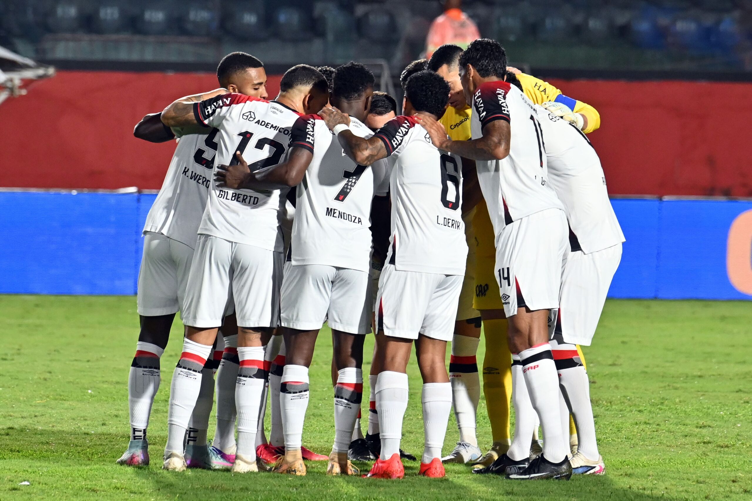Athletico encara o Santos para esquecer a Copa do Brasil e manter boa sequência no Brasileirão