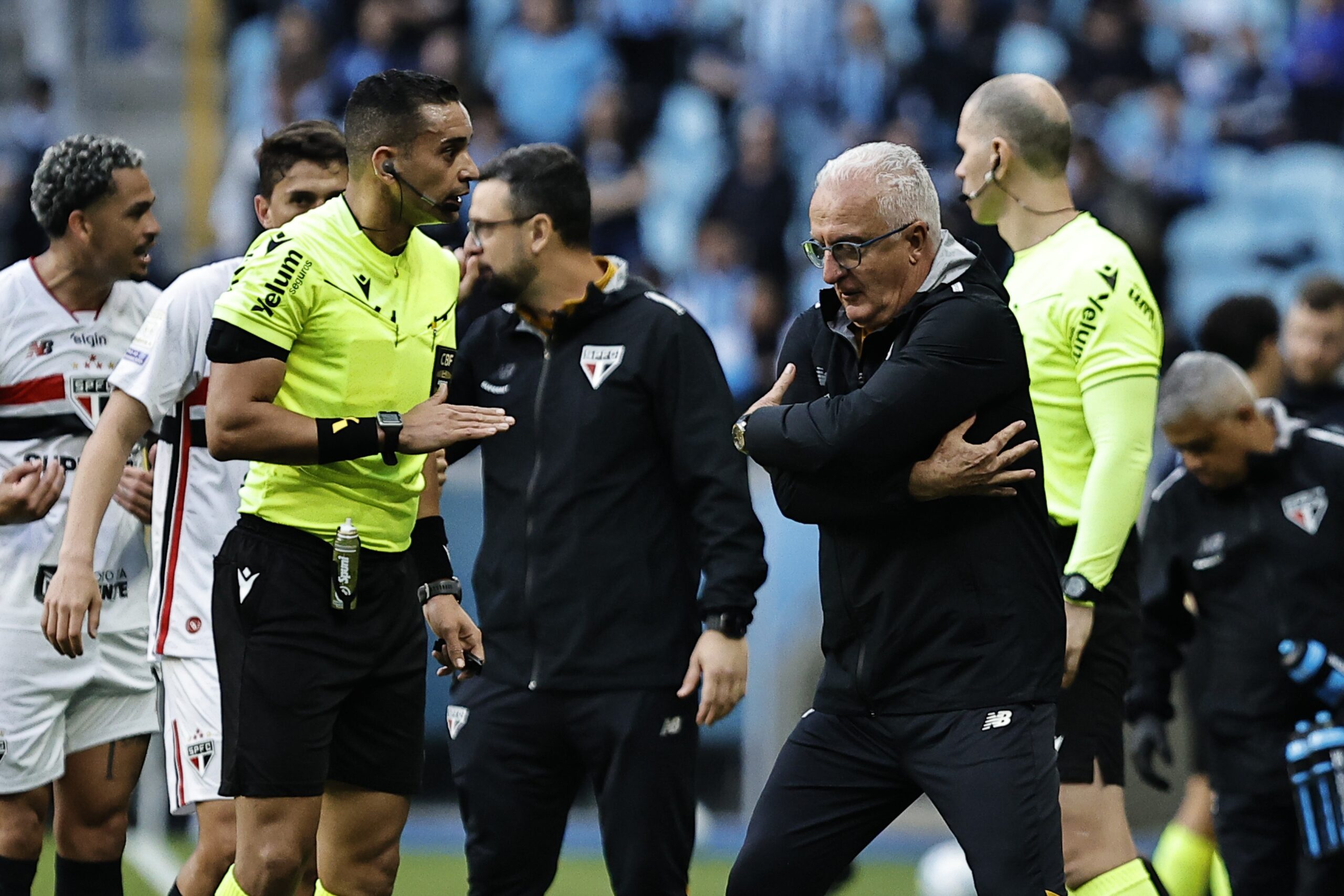Árbitro relata na súmula reclamação de Rafinha depois de derrota do São Paulo para o Grêmio