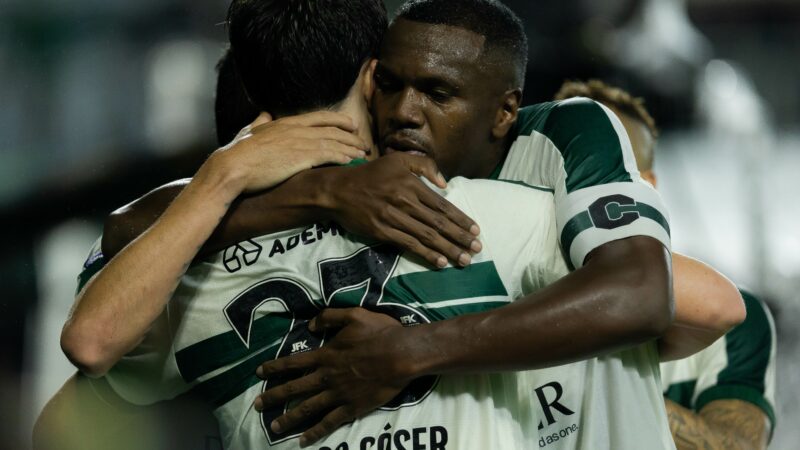 Jacy faz gol pelo Coritiba contra a Chape, pula placa e cai em túnel durante comemoração no Couto