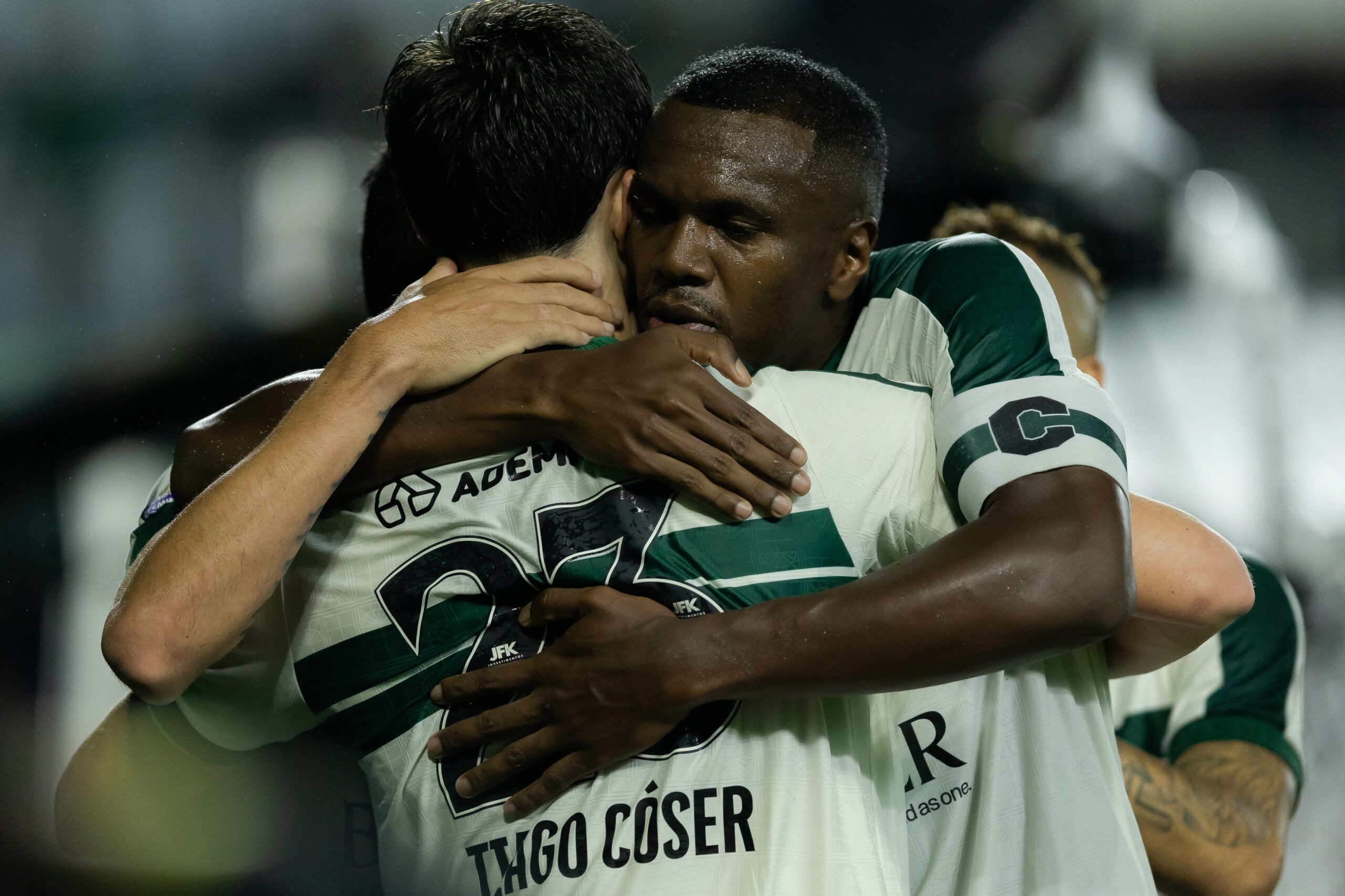 Jacy faz gol pelo Coritiba contra a Chape, pula placa e cai em túnel durante comemoração no Couto
