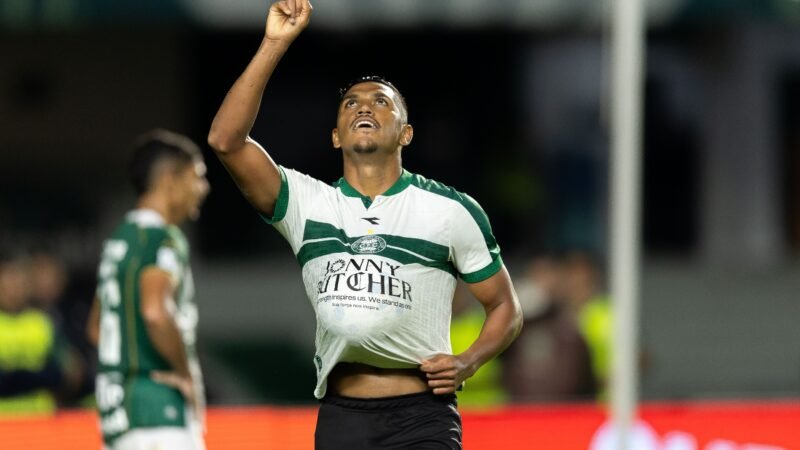 Vaiado pela torcida, aplaudido pelo elenco: Pedro Rocha vive contraste no Coritiba e tem apoio de Seabra