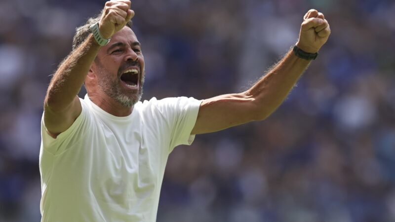 Artur Jorge celebra guinada do Cruzeiro, avalia contratações e responde sobre mercado