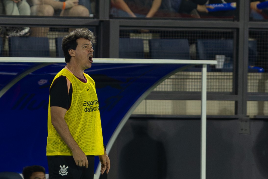 Diniz elogia disposição do elenco e comenta atrasos no Corinthians: “Jogadores são comprometidos”
