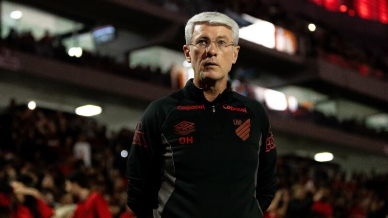 Odair fala sobre Léo Derik, condenado por estupro, e explica decisão técnica jogo a jogo