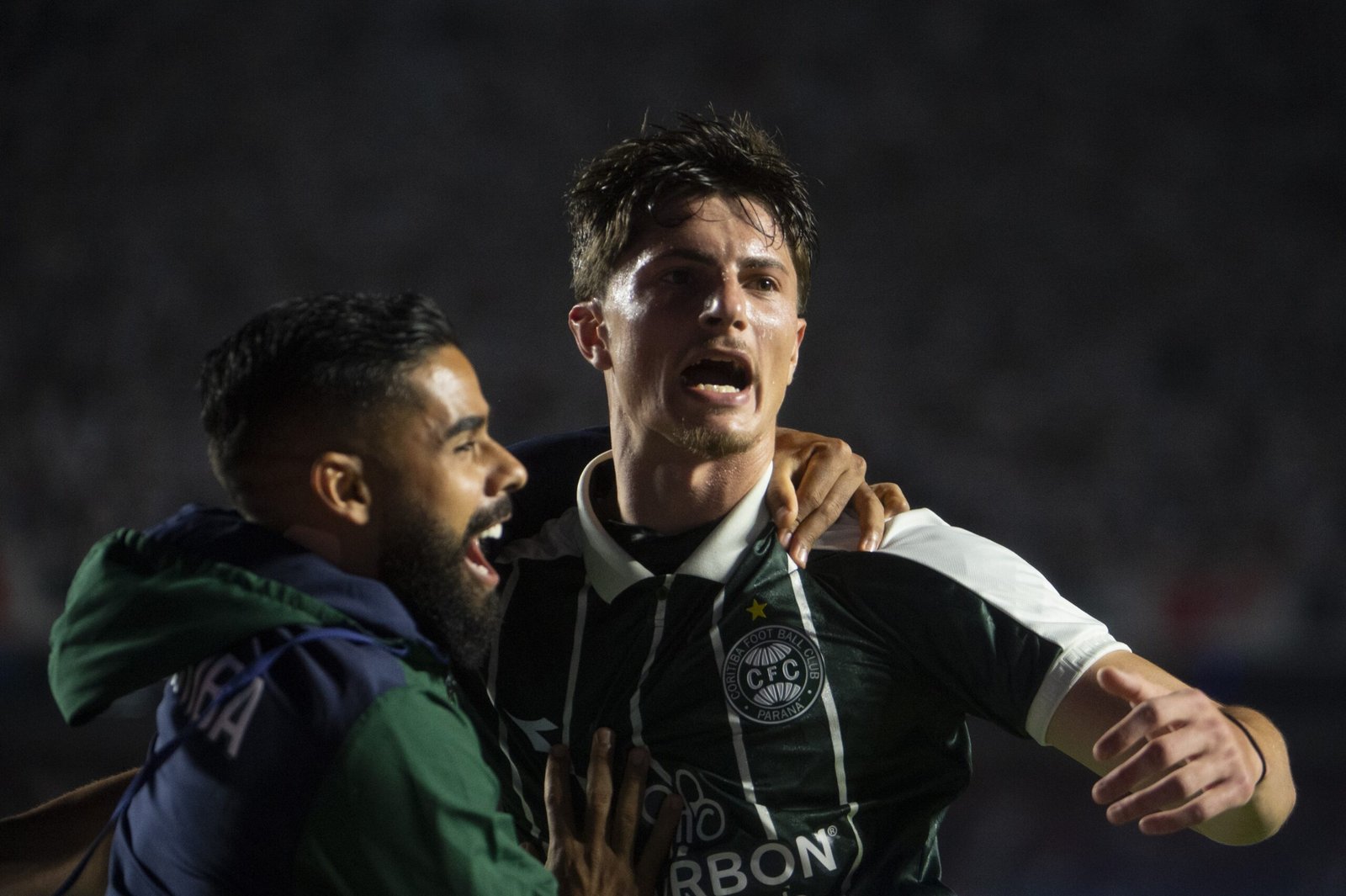 Zagueiro do Coritiba, Tiago Cóser marca de novo e vive fase artilheira no Brasileirão