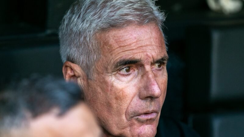 Mesmo pressionado, Luís Castro mantém respaldo interno e influência no Grêmio; entenda