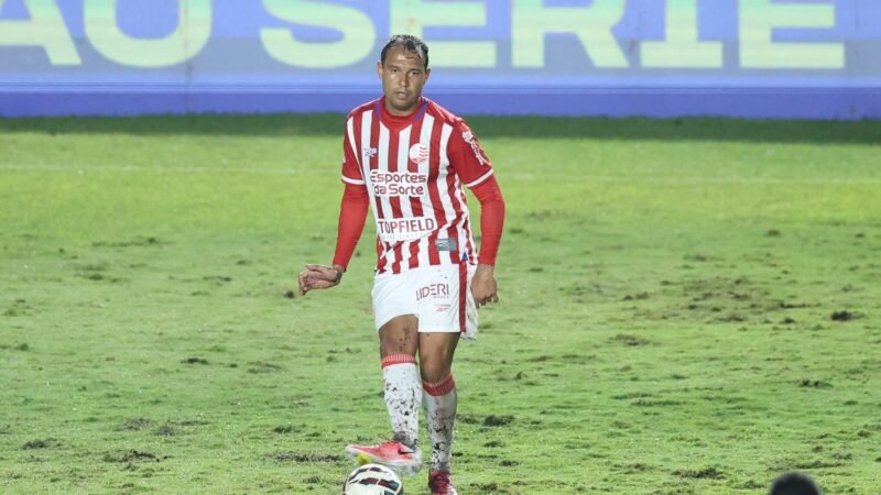 Técnico do Náutico mantém cautela com retorno de Vinícius e explica situação do atacante
