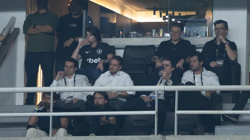 Discreto, novo investidor do Botafogo vive noite fora dos holofotes em primeira ida ao Nilton Santos