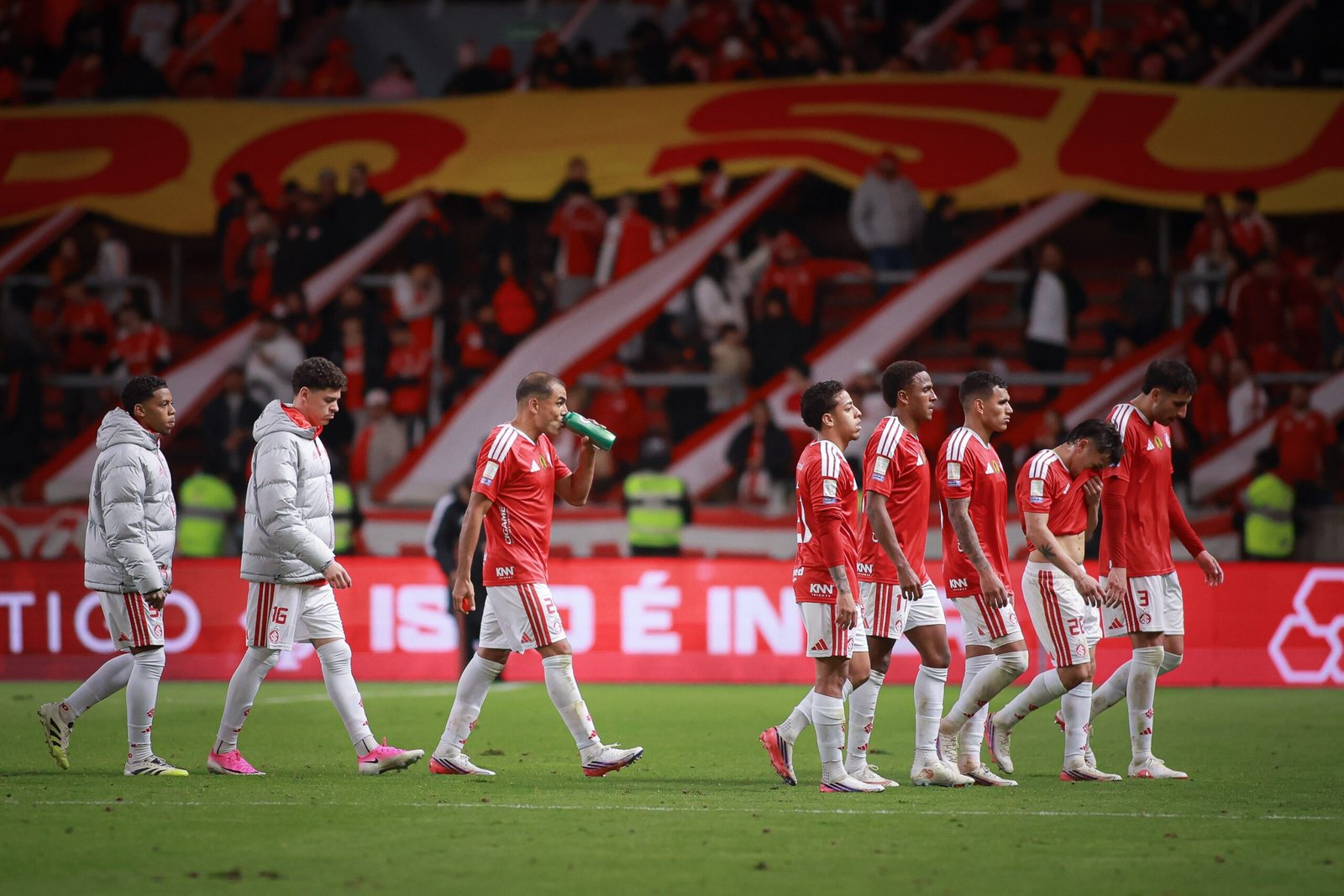 À beira do Z-4 no Brasileirão, Inter dá peso de jogo do ano ao Gre-Nal da Copa do Brasil